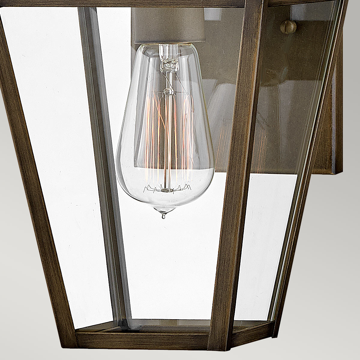 Palma Bronce lámpara de exterior De Elstead Lighting - Construido en aluminio con vidrio transparente, Palma ofrece durabilidad y un toque de encanto antiguo, perfecto para uso en exteriores.