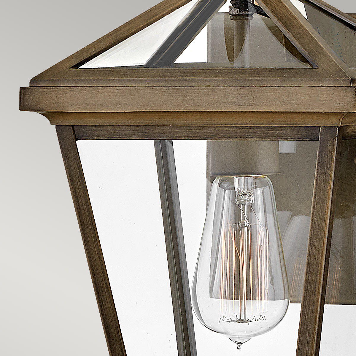 Palma Bronce lámpara de exterior De Elstead Lighting - Construido en aluminio con vidrio transparente, Palma ofrece durabilidad y un toque de encanto antiguo, perfecto para uso en exteriores.