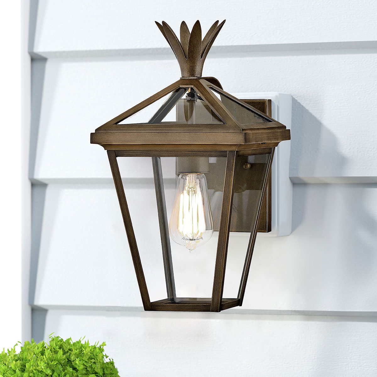 Palma Bronce lámpara de exterior De Elstead Lighting - Construido en aluminio con vidrio transparente, Palma ofrece durabilidad y un toque de encanto antiguo, perfecto para uso en exteriores.