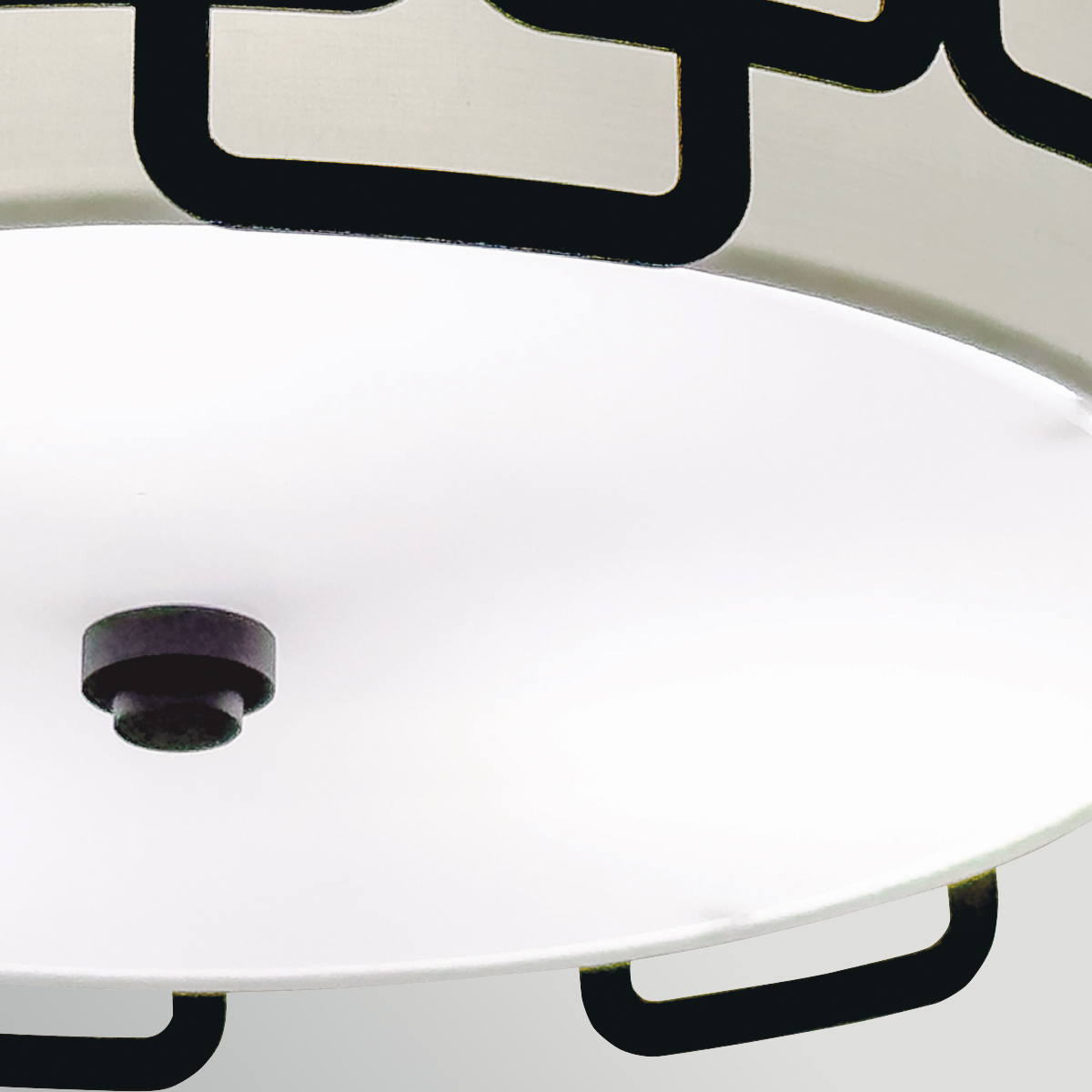 Sabina Ø38 Negro plafón De Elstead Lighting - Su estructura geom&eacute;trica de acero negro crea un elegante patr&oacute;n alrededor de la pantalla de tela color crema, otorg&aacute;ndole un toque moderno.