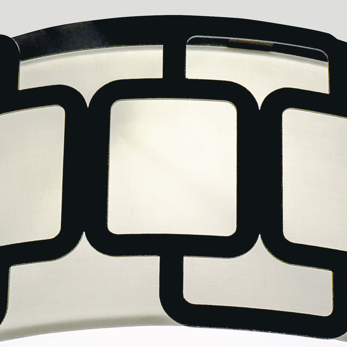 Sabina Ø38 Negro plafón De Elstead Lighting - Su estructura geom&eacute;trica de acero negro crea un elegante patr&oacute;n alrededor de la pantalla de tela color crema, otorg&aacute;ndole un toque moderno.