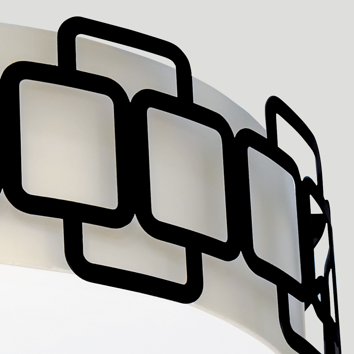 Sabina Ø57 Negro plafón De Elstead Lighting - Su estructura geom&eacute;trica de acero negro crea un elegante patr&oacute;n alrededor de la pantalla de tela color crema, otorg&aacute;ndole un toque moderno.
