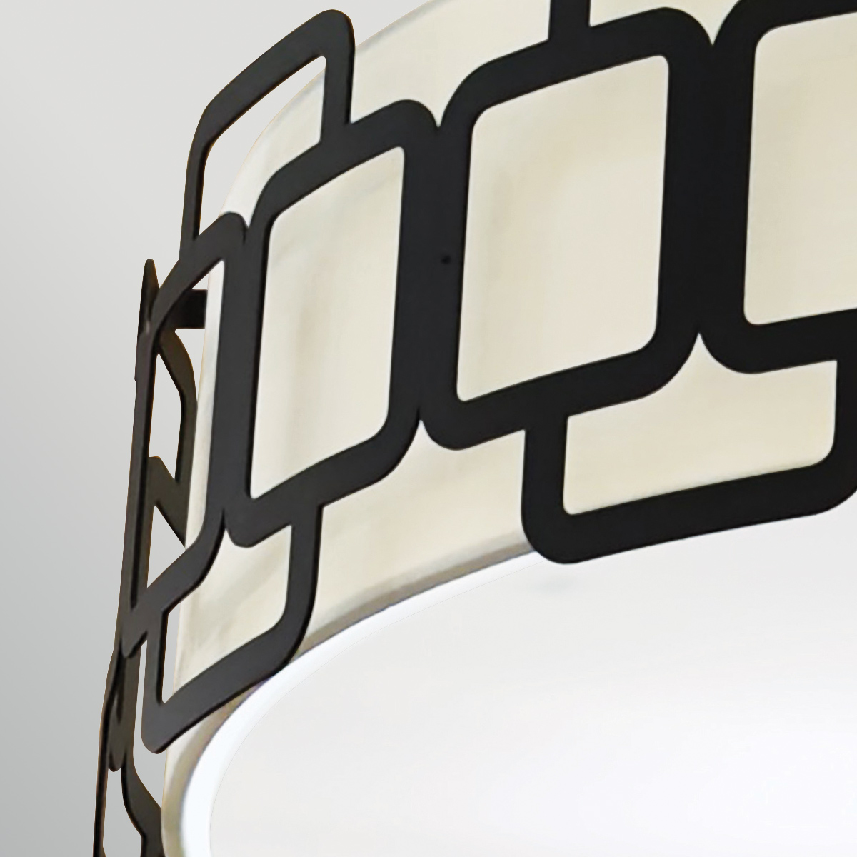Sabina Ø57 Negro Lámpas de techo De Elstead Lighting - Su estructura geom&eacute;trica de acero negro crea un elegante patr&oacute;n alrededor de la pantalla de tela color crema, otorg&aacute;ndole un toque moderno.