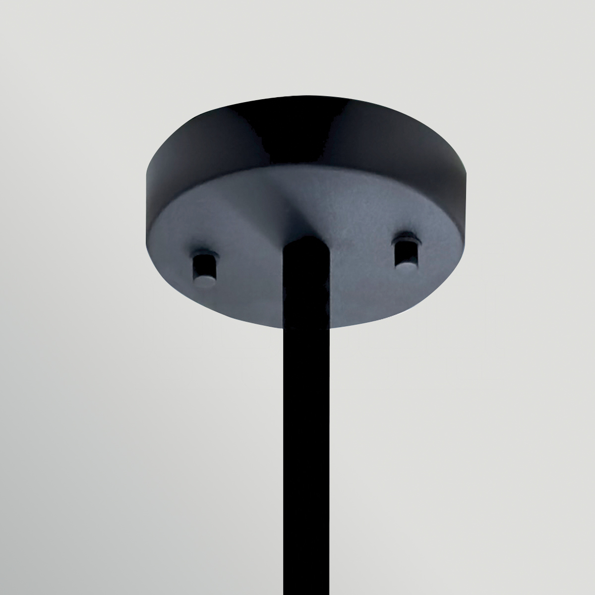 Sabina Ø57 Negro Lámpas de techo De Elstead Lighting - Su estructura geom&eacute;trica de acero negro crea un elegante patr&oacute;n alrededor de la pantalla de tela color crema, otorg&aacute;ndole un toque moderno.