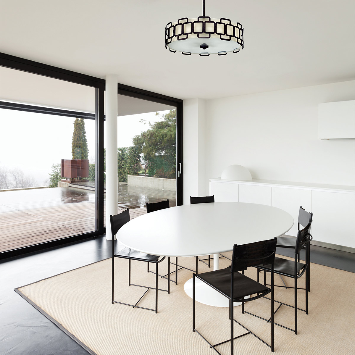 Sabina Ø57 Negro Lámpas de techo De Elstead Lighting - Su estructura geom&eacute;trica de acero negro crea un elegante patr&oacute;n alrededor de la pantalla de tela color crema, otorg&aacute;ndole un toque moderno.