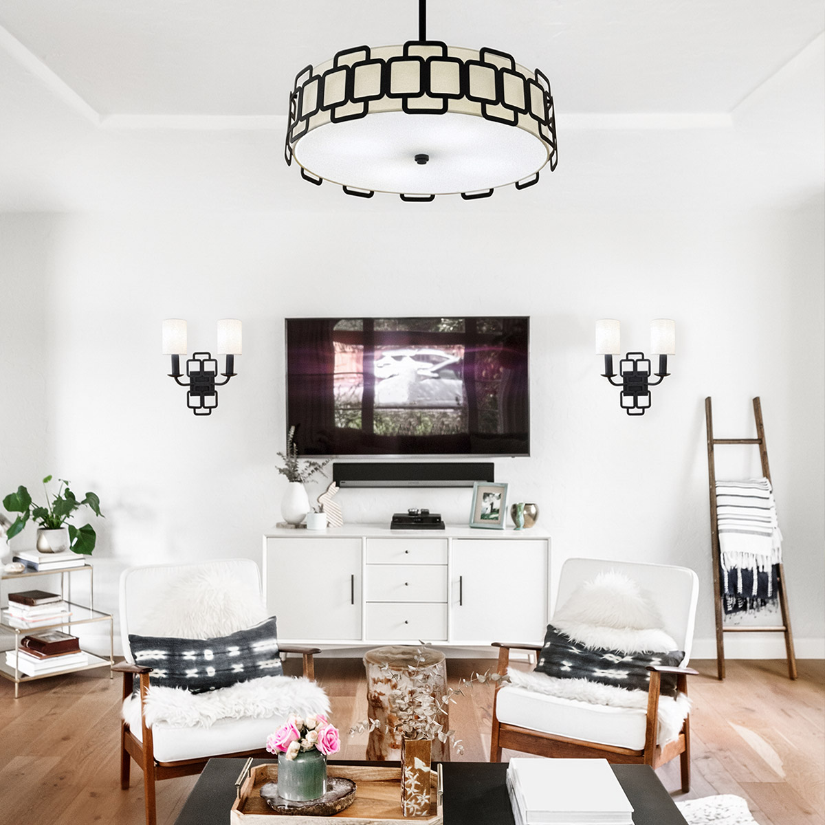 Sabina Ø57 Negro Lámpas de techo De Elstead Lighting - Su estructura geom&eacute;trica de acero negro crea un elegante patr&oacute;n alrededor de la pantalla de tela color crema, otorg&aacute;ndole un toque moderno.