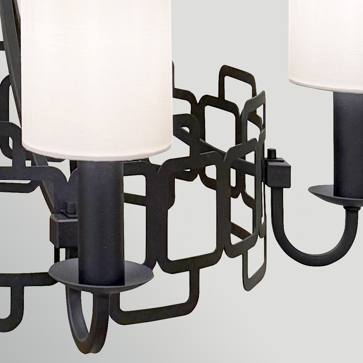 Sabina Ø72 Negro Lámpas de techo De Elstead Lighting - La cadena negra realza el estilo de la l&aacute;mpara, convirtiendo a Sabina en un hermoso elemento decorativo sobre una mesa de comedor o en una sala de estar.