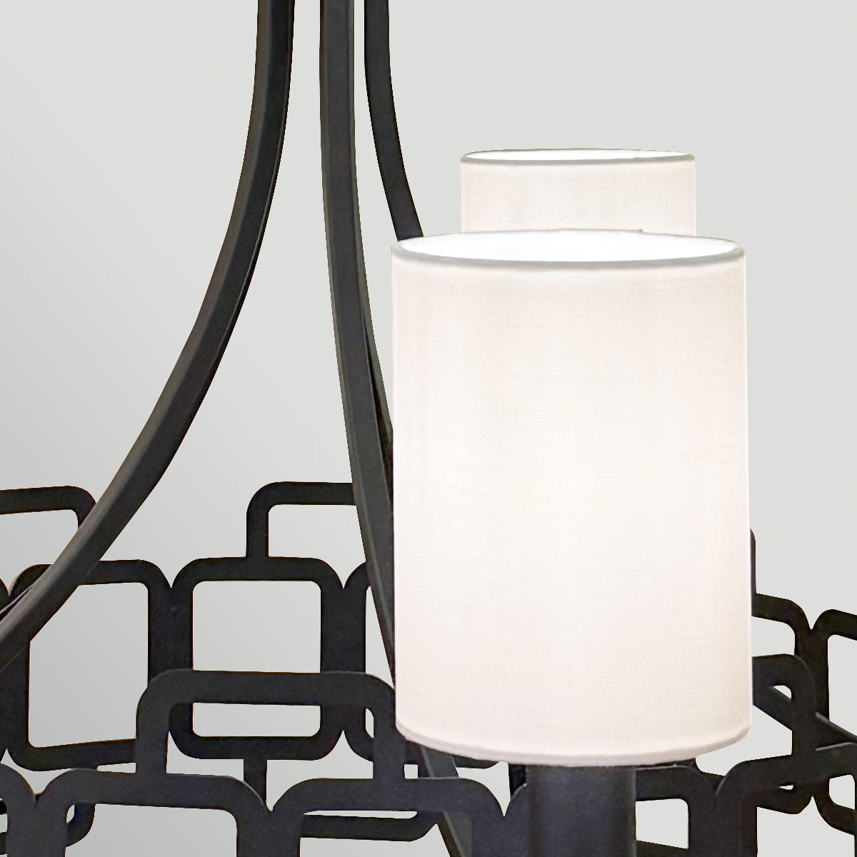 Sabina Ø72 Negro Lámpas de techo De Elstead Lighting - La cadena negra realza el estilo de la l&aacute;mpara, convirtiendo a Sabina en un hermoso elemento decorativo sobre una mesa de comedor o en una sala de estar.