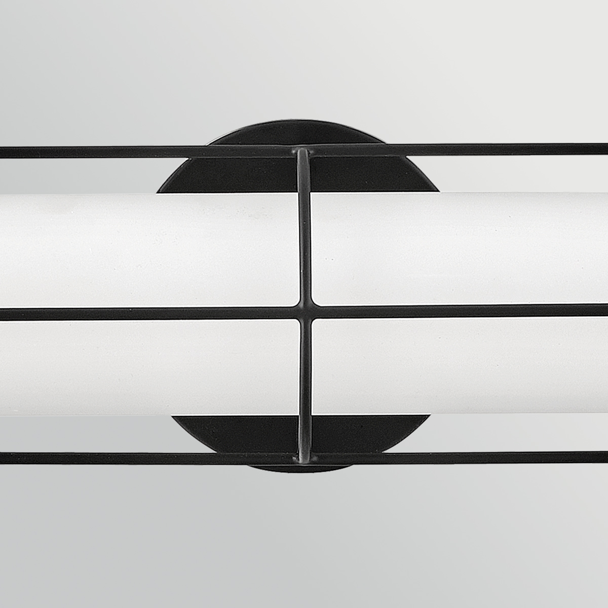 Saylor 60cm Negro lámpara de baño De Elstead Lighting - Fabricada en metal con acabado negro mate, cuenta con una pantalla alargada de cristal opalino que crea una luz uniforme y sutil.