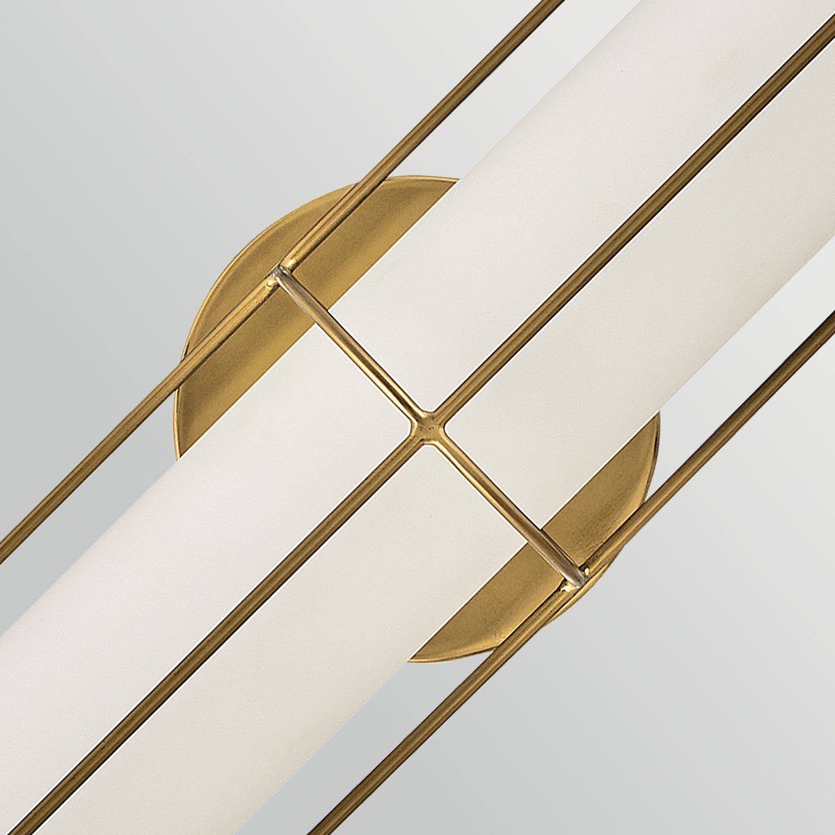 Saylor 60cm Latón lámpara de baño De Elstead Lighting - Fabricada en metal con un c&aacute;lido acabado en lat&oacute;n, cuenta con una pantalla alargada de cristal opalino que crea una luz uniforme y suave.