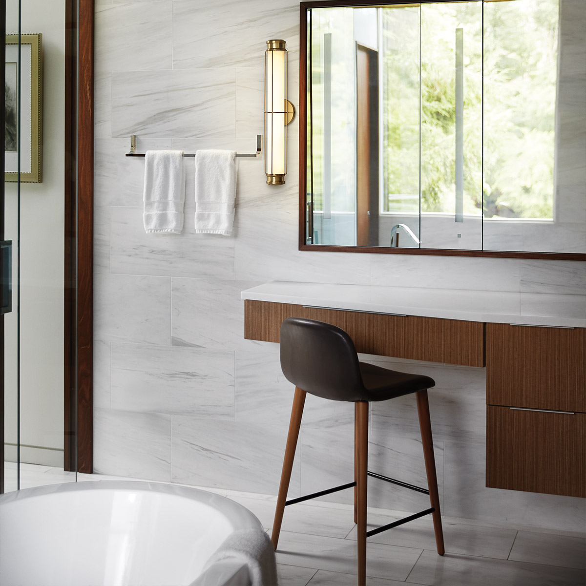Saylor 60cm Latón lámpara de baño De Elstead Lighting - Fabricada en metal con un c&aacute;lido acabado en lat&oacute;n, cuenta con una pantalla alargada de cristal opalino que crea una luz uniforme y suave.
