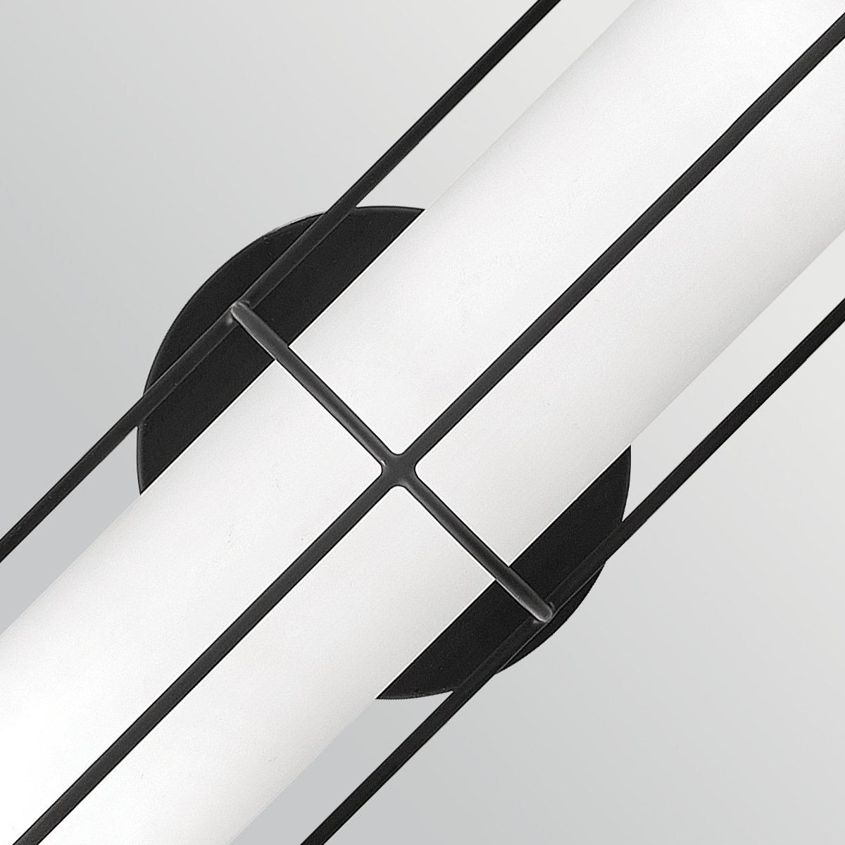 Saylor 43cm Negro lámpara de baño De Elstead Lighting - Fabricada en metal con acabado negro mate, cuenta con una pantalla alargada de cristal opalino que crea una luz uniforme y suave.
