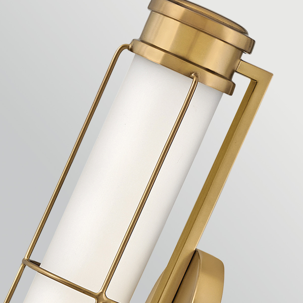Saylor 43cm Latón lámpara de baño De Elstead Lighting - Fabricada en metal con un c&aacute;lido acabado en lat&oacute;n, cuenta con una pantalla alargada de cristal opalino que crea una luz uniforme y suave.