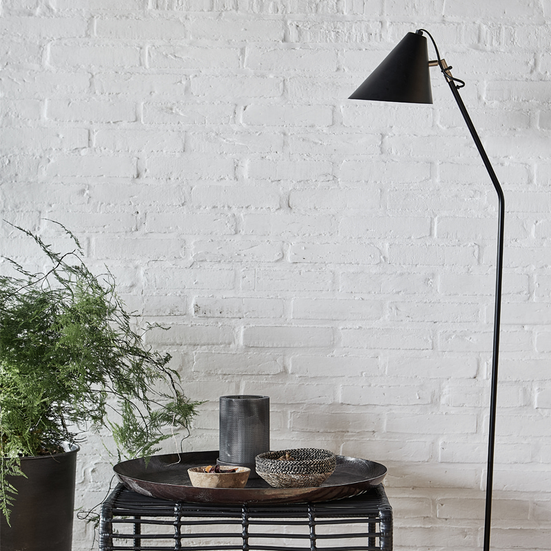 Club Negro lámpara de pie De House Doctor - La llamativa lámpara de pie Club de House Doctor proporciona un contrapeso decorativo a los demás detalles de la sala de estar.