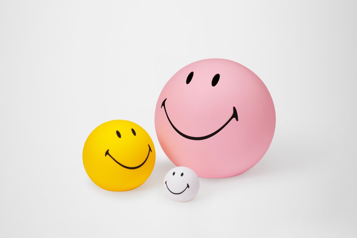 Smiley High Light Rosa lámpara infantil De Mr Maria - Smiley ilumina la habitaci&oacute;n con una luz c&aacute;lida y agradable y te sonr&iacute;e al entrar.