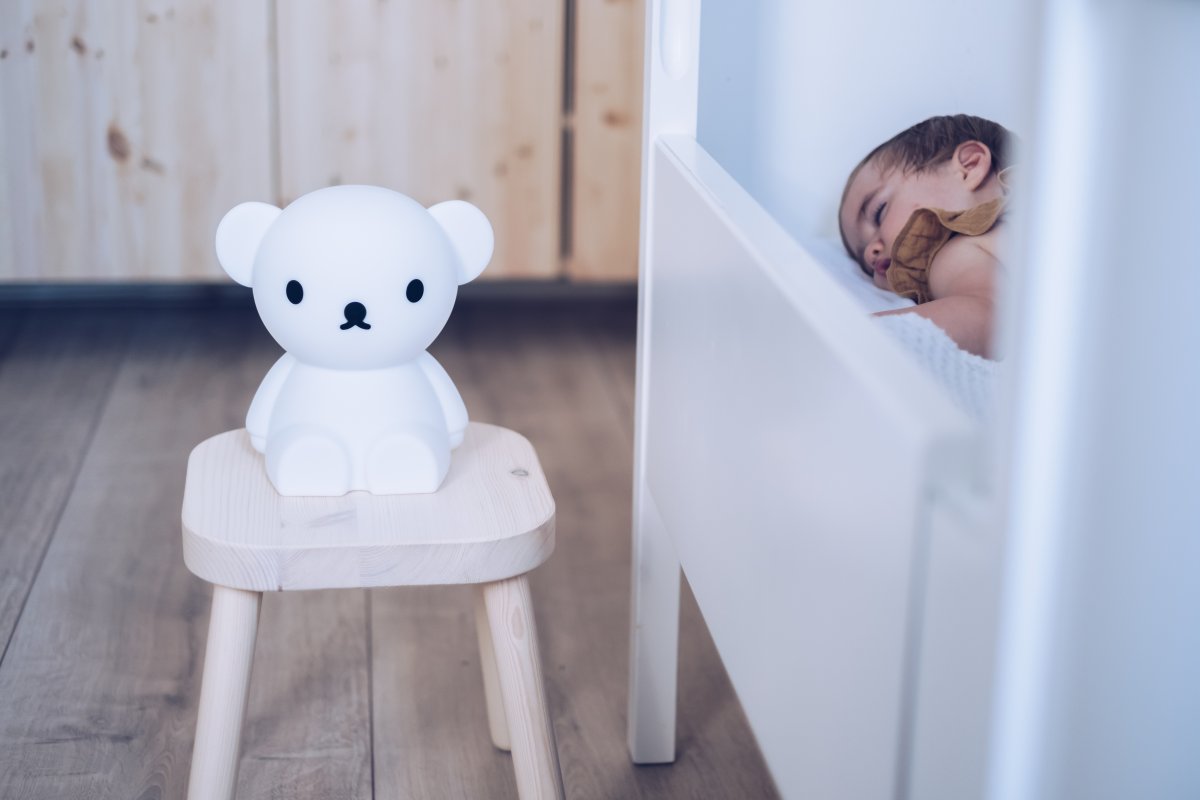 Boris First Light Blanco lámpara infantil De Mr Maria - Boris First Light, una luz de noche con 6 configuraciones de luz, incluido el modo nocturno, de Mr.