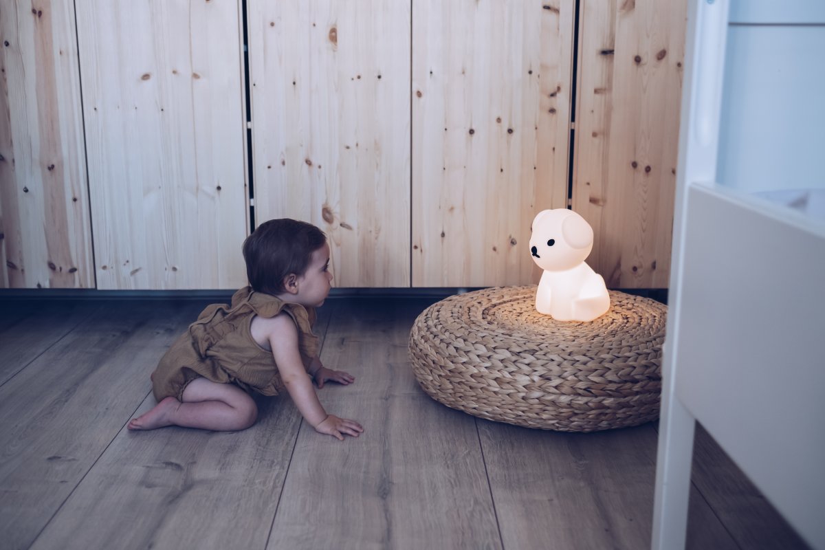Snuffy First Light Blanco lámpara infantil De Mr Maria - Este pequeño amigo alegre y enérgico se queda junto a la cama, proporcionando una luz suave por la noche y es un compañero seguro por la noche y un amigo confiable durante el día.