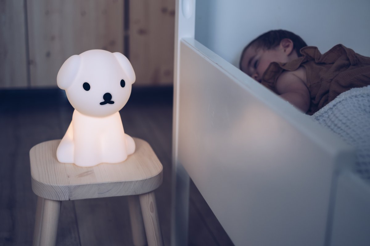 Snuffy First Light Blanco lámpara infantil De Mr Maria - Este pequeño amigo alegre y enérgico se queda junto a la cama, proporcionando una luz suave por la noche y es un compañero seguro por la noche y un amigo confiable durante el día.