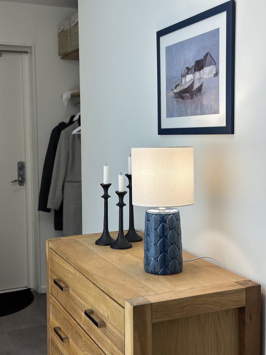 Bodil 47cm Azul lámpara de mesa De Aneta Lighting - Bodil es una lámpara que, con su pantalla de color blanco crema, no solo proporciona una luz agradable sino que también es un elegante detalle de interior.