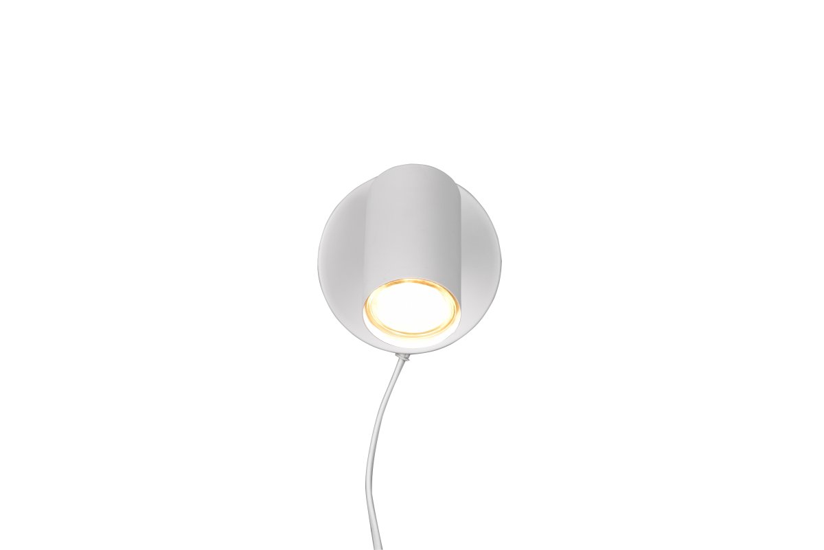 Marlina Blanco lámpara de lectura De Trio Lighting - El foco giratorio se puede orientar según sea necesario y la placa de pared mide 12 x 12 cm.