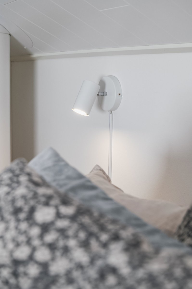 Marlina Blanco lámpara de lectura De Trio Lighting - El foco giratorio se puede orientar según sea necesario y la placa de pared mide 12 x 12 cm.