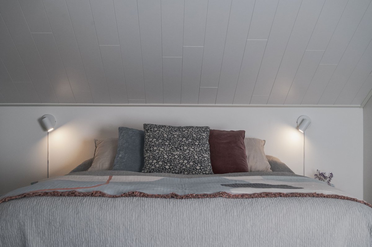 Marlina Blanco lámpara de lectura De Trio Lighting - El foco giratorio se puede orientar según sea necesario y la placa de pared mide 12 x 12 cm.