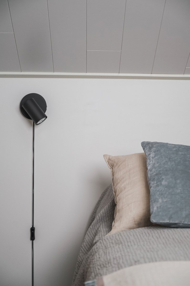 Marlina Negro lámpara de lectura De Trio Lighting - El foco giratorio se puede orientar según sea necesario y la placa de pared mide 12 x 12 cm.