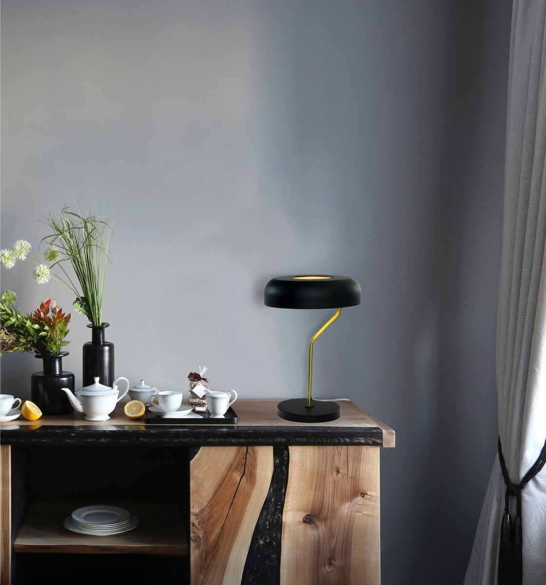 Bremen 44cm Negro/latón lámpara de mesa De Aneta Lighting - Emite una agradable luz descendente, mientras que un disco mate en la parte superior permite el paso de una luz suave y filtrada.
