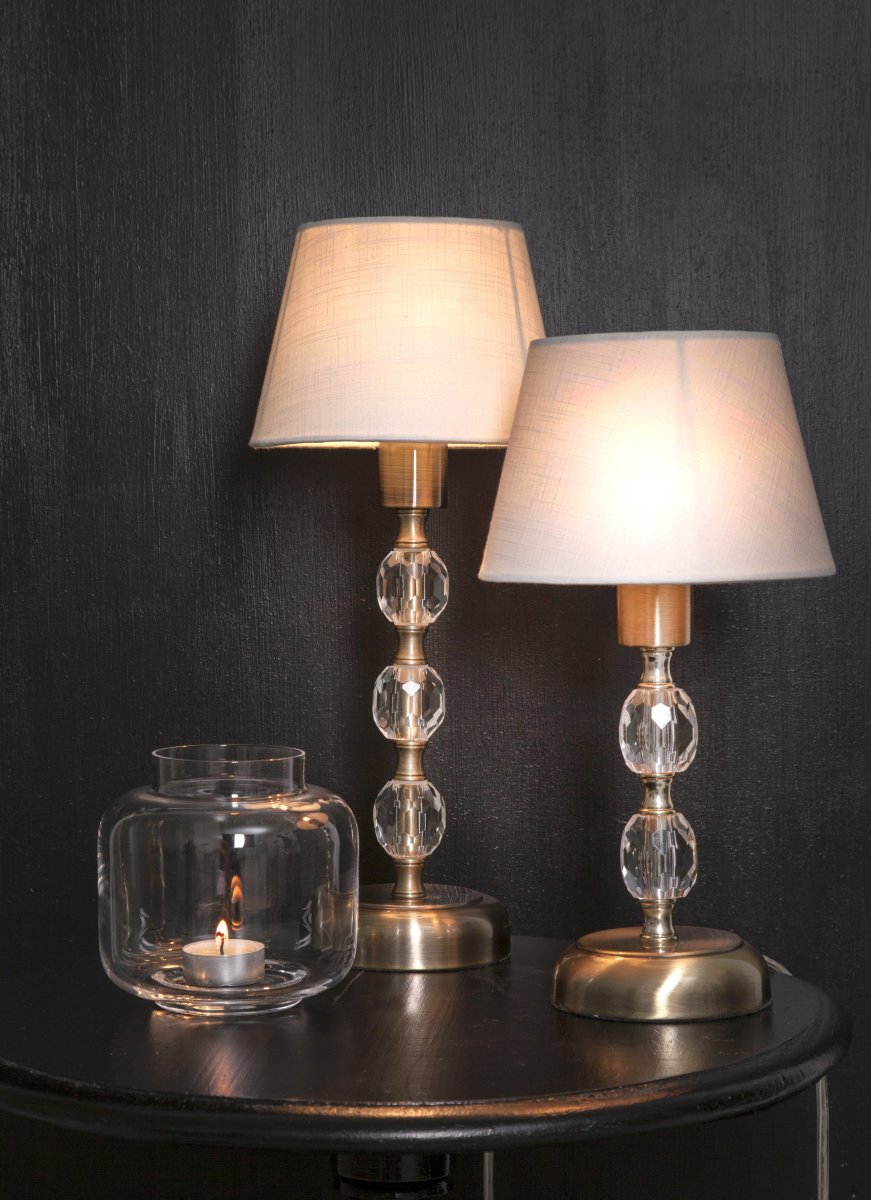Johanna 30cm Latón antiguo lámpara de mesa De Aneta Lighting - La l&aacute;mpara de mesa Johanna realizada en metal en lat&oacute;n antiguo con bolas de acr&iacute;lico transparente garantiza elegancia.