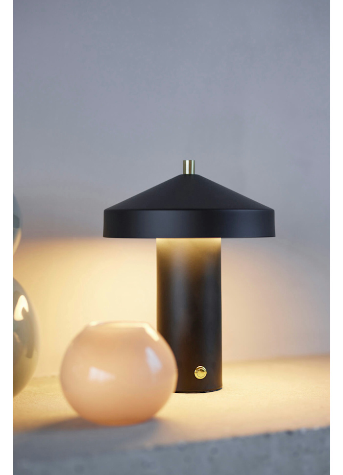 Hatto 25cm Negro portátil De OYOY - Con tres niveles de atenuación y un LED de bajo consumo, ofrece una luz agradable y personalizable para diferentes necesidades.