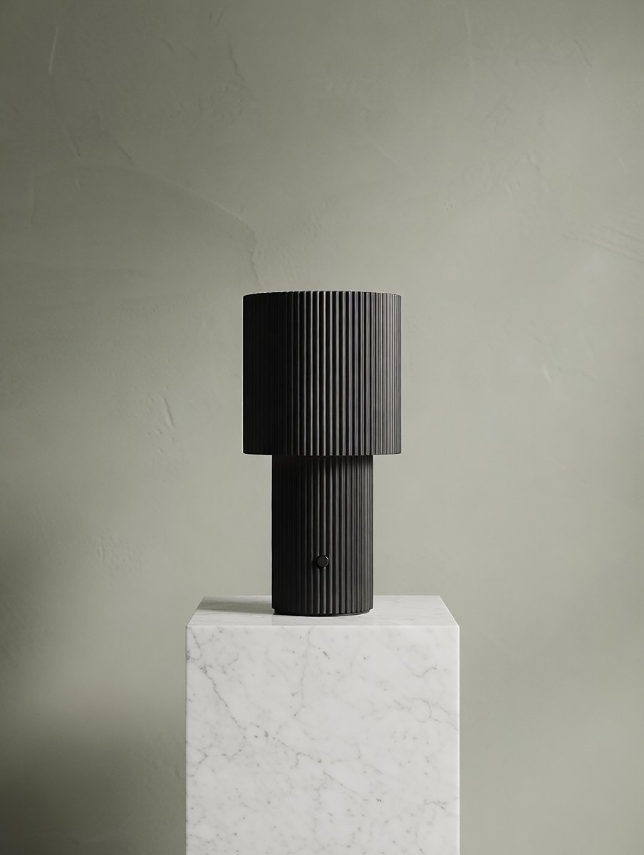 Iluma 22cm Negro portátil De Herstal - Ya sea disfrutando de ma&ntilde;anas tranquilas junto a la ventana o cenando en el balc&oacute;n, siempre est&aacute; al alcance y crea el ambiente perfecto.