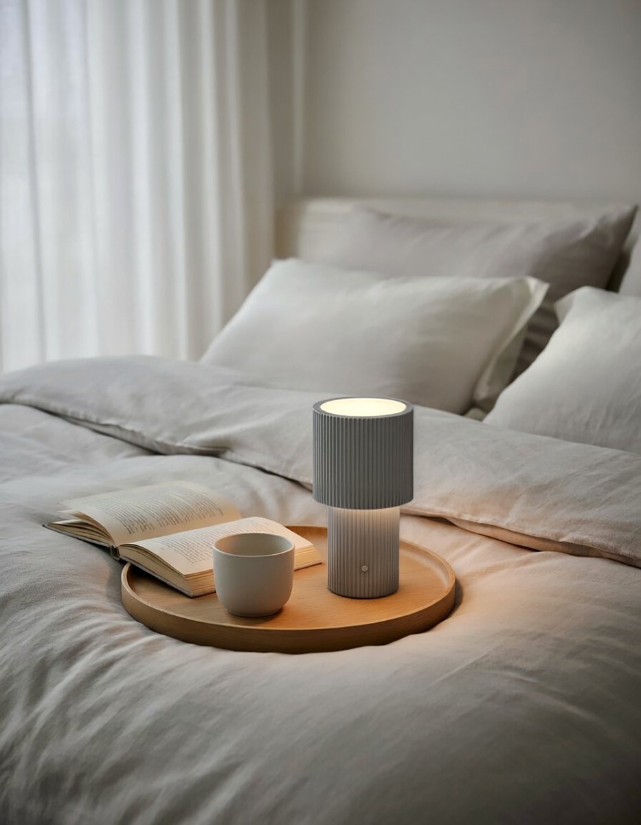 Iluma 22cm Plata portátil De Herstal - Ya sea disfrutando de mañanas tranquilas junto a la ventana o cenando en el balcón, siempre está al alcance y crea el ambiente perfecto.