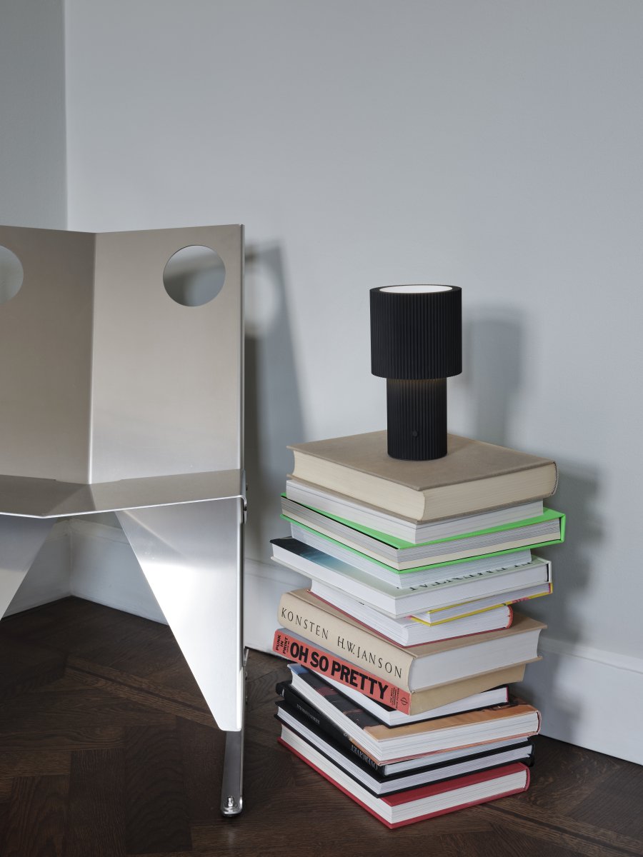 Iluma 22cm Negro portátil De Herstal - Ya sea disfrutando de ma&ntilde;anas tranquilas junto a la ventana o cenando en el balc&oacute;n, siempre est&aacute; al alcance y crea el ambiente perfecto.