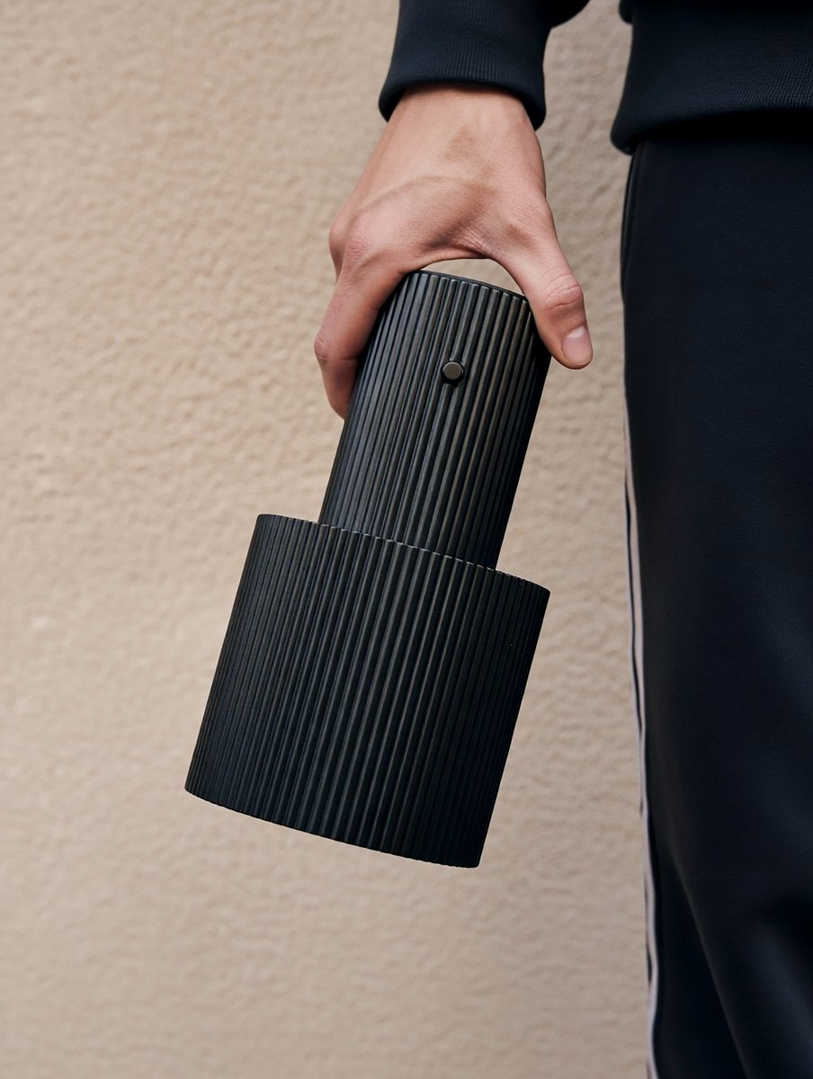 Iluma 22cm Negro portátil De Herstal - Ya sea disfrutando de ma&ntilde;anas tranquilas junto a la ventana o cenando en el balc&oacute;n, siempre est&aacute; al alcance y crea el ambiente perfecto.