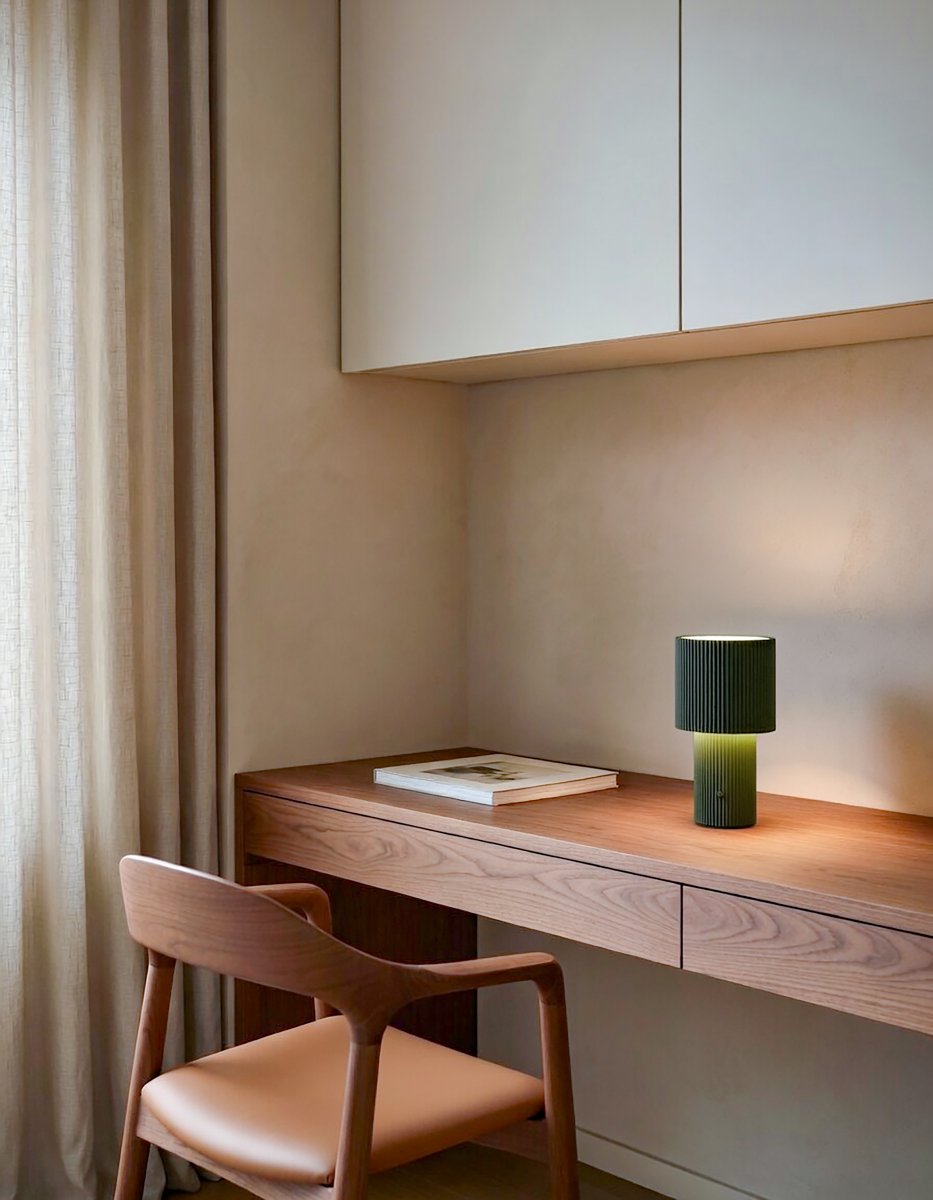 Iluma 22cm verde oliva portátil De Herstal - Ya sea disfrutando de ma&ntilde;anas tranquilas junto a la ventana o cenando en el balc&oacute;n, siempre est&aacute; al alcance y crea el ambiente perfecto.