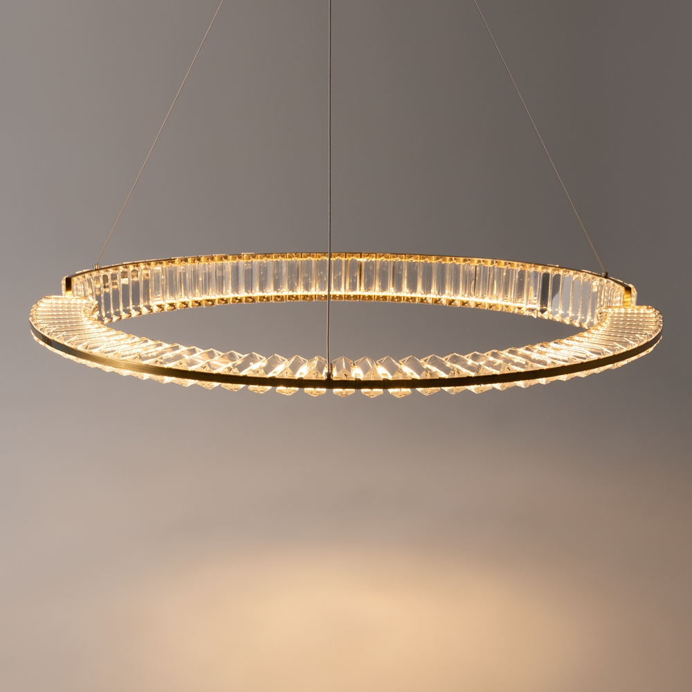Krone Ø80 Latón Lámpas de techo De Maytoni - Con su generoso di&aacute;metro de 80 cm, se convierte en un punto focal de lujo en el hogar y proyecta una luz c&aacute;lida y acogedora.