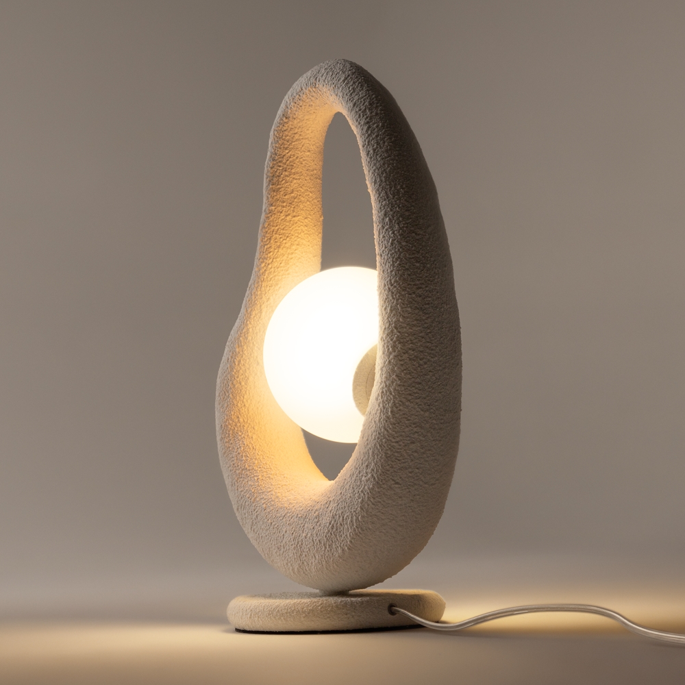 Opus 38cm Blanco lámpara de mesa De Maytoni - La pantalla de cristal blanco emite una luz suave y agradable que crea un ambiente armonioso en la habitaci&oacute;n.