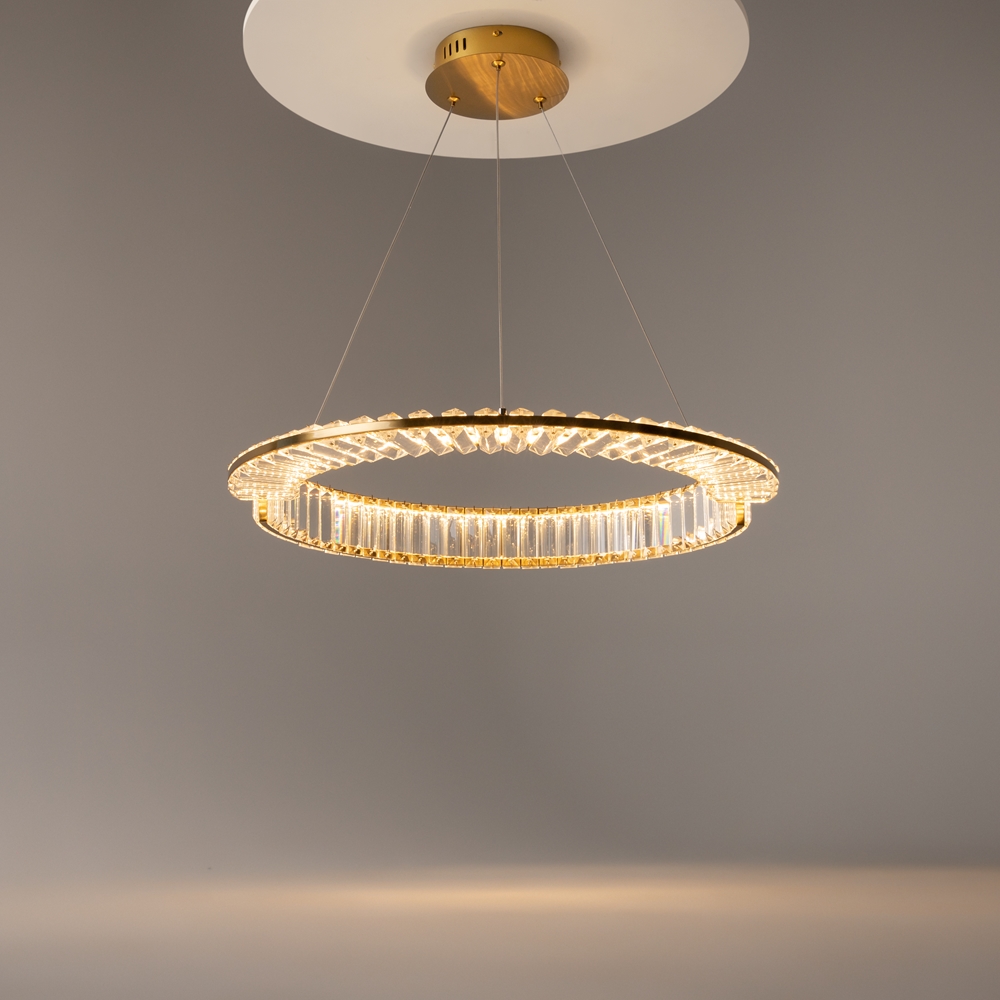 Krone Ø62 Latón Lámpas de techo De Maytoni - La l&aacute;mpara colgante Krone es una elegante l&aacute;mpara de techo fabricada en metal color lat&oacute;n con una decoraci&oacute;n de cristal transparente.