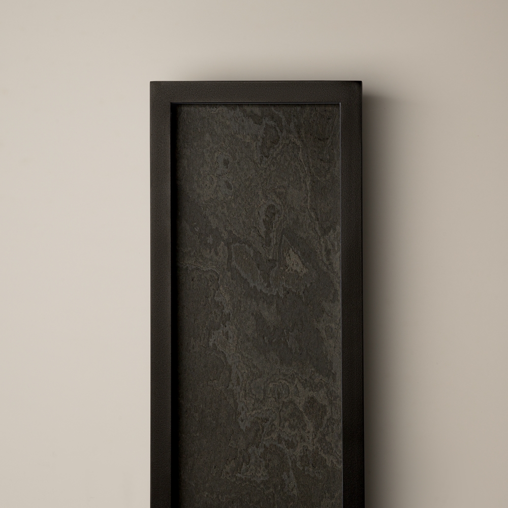 Orign 80cm Negro lámpara de pared De Maytoni - Orign es una l&aacute;mpara de pared de metal con una elegante imitaci&oacute;n de piedra en el centro, creando una impresi&oacute;n natural y exclusiva.