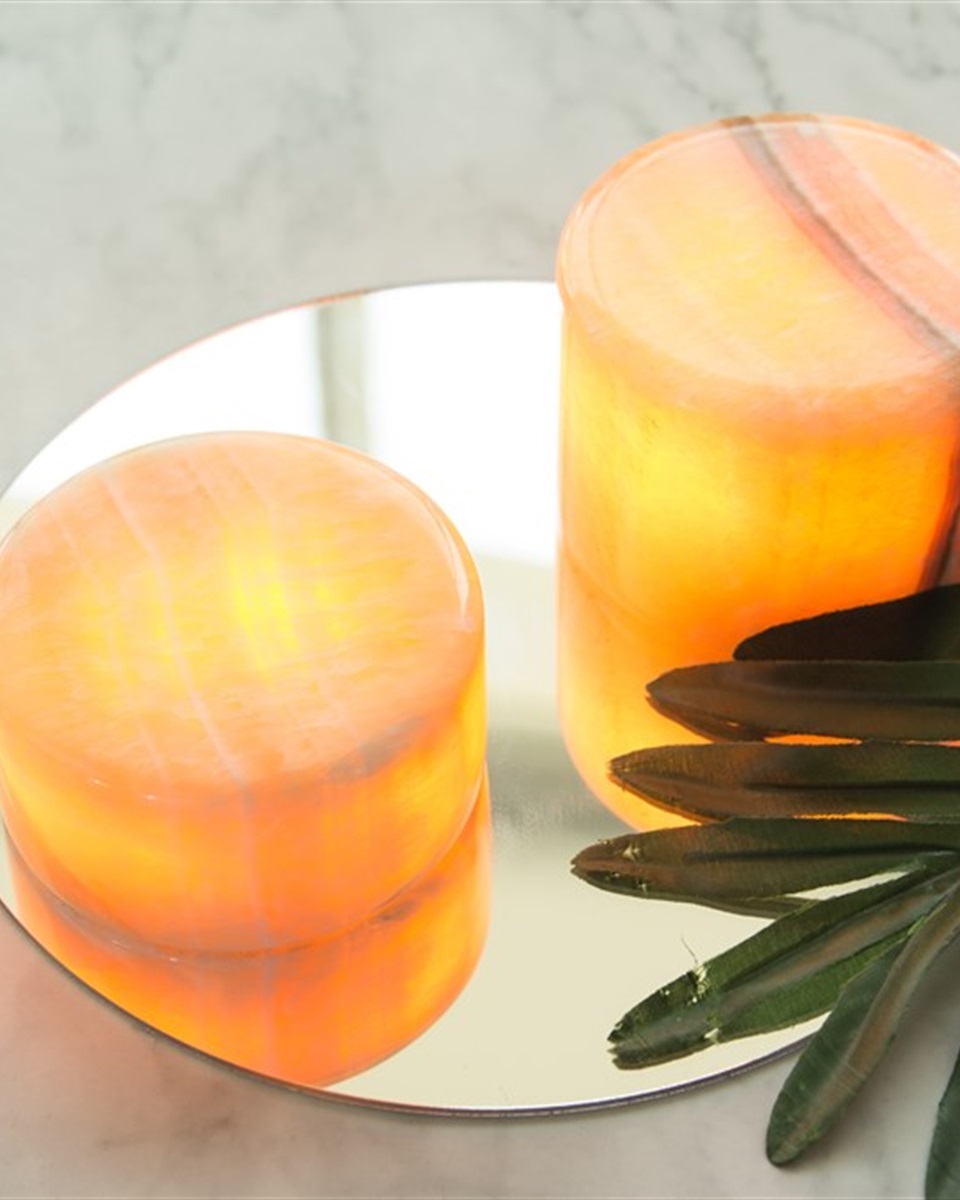 Marble 4cm Beige De Unison - Esta l&aacute;mpara de mesa de m&aacute;rmol est&aacute; elaborada con m&aacute;rmol aut&eacute;ntico pulido en un c&aacute;lido tono beige, creando una luz suave y acogedora.