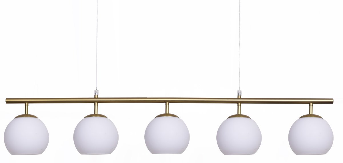 Globi 5 120cm Latón cepillado/blanco Lámpas de techo De Nordic Lighting - La suspensi&oacute;n met&aacute;lica de lat&oacute;n cepillado le aporta un toque sofisticado y gr&aacute;fico, mientras que las cinco c&uacute;pulas redondas de cristal opalino difunden una luz agradable y uniforme por toda la estancia.