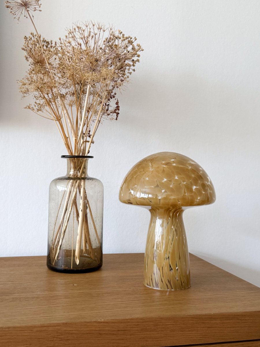 Mushi 30cm Beige lámpara de mesa De Aneta Lighting - Mushi se convertirá rápidamente en una de tus favoritas y puede colocarse en una ventana, en una mesa auxiliar o en un aparador.