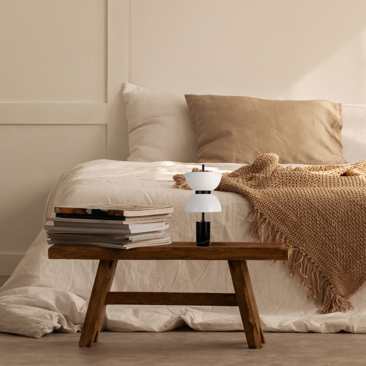 Kyoto 46cm Negro lámpara de mesa De Maytoni - La lámpara tiene un diseño elegante con un cuerpo de vidrio blanco brillante y una base de mármol que recuerda las siluetas de las antiguas pagodas y palacios de la ciudad.