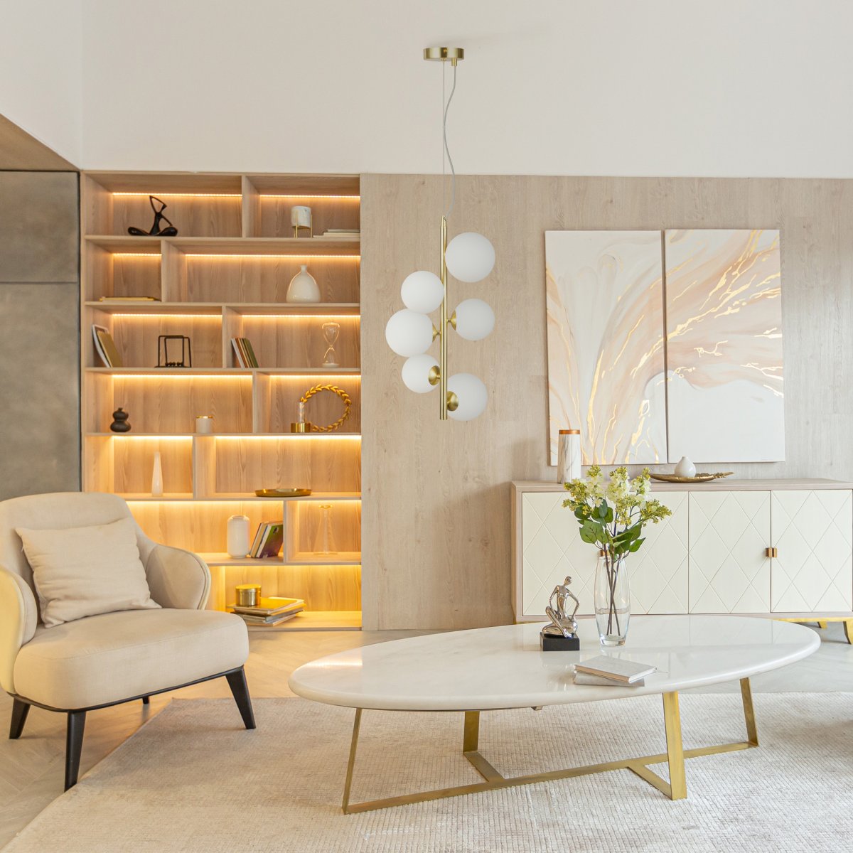 Dallas Ø30 Oro Lámpas de techo De Maytoni - La sofisticada estructura de metal, combinada con las esferas de vidrio opalino blanco, la convierte en un verdadero punto de atracción y se integra perfectamente en espacios pequeños como salas de estar o comedores.