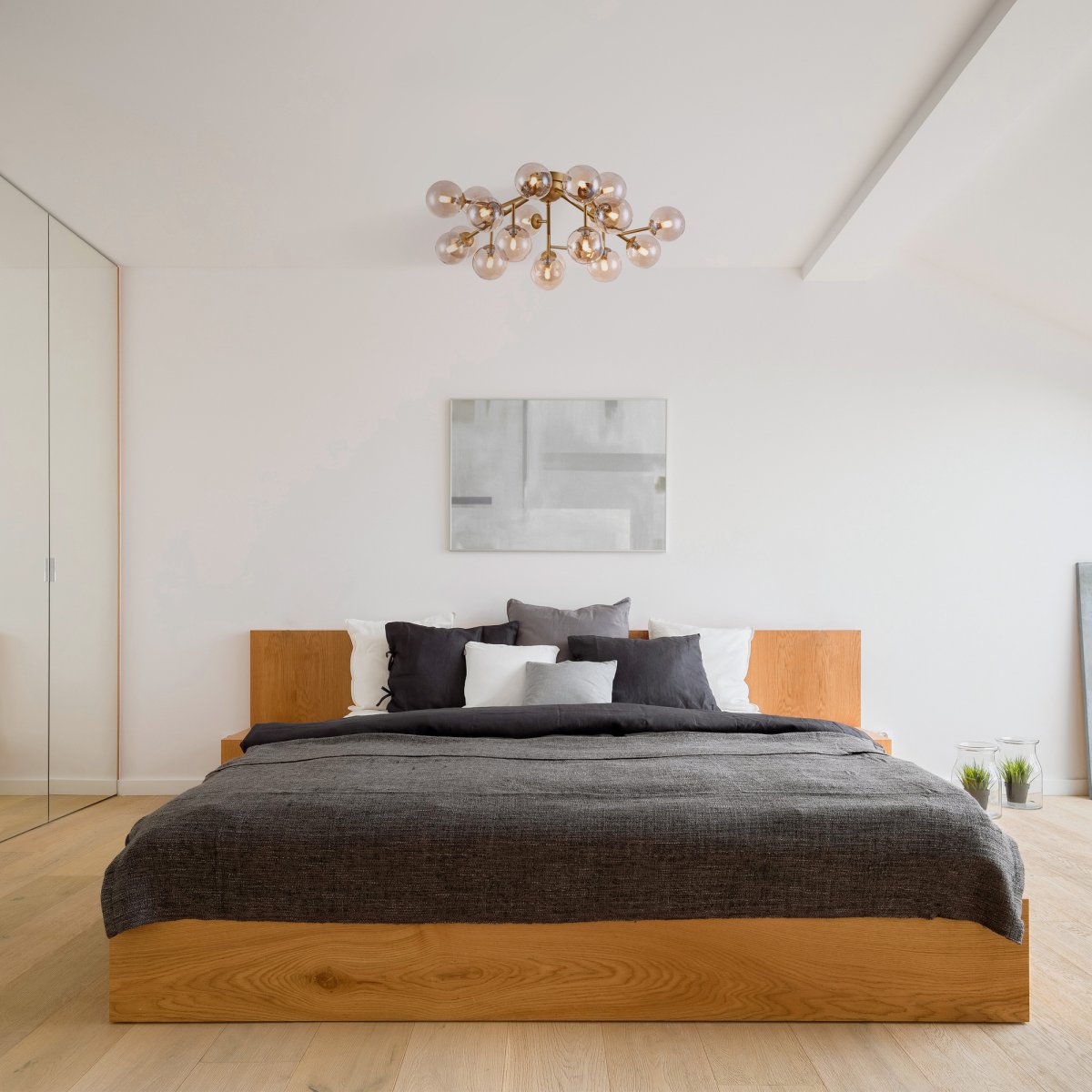 Dallas 20 Oro plafón De Maytoni - Su diseño único, con cúpulas redondas de vidrio en diferentes direcciones, crea un juego de luz dramático y elegante que llena la habitación de calidez y carácter.