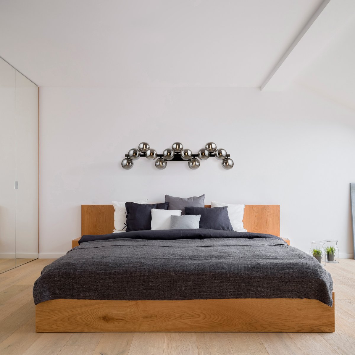 Dallas 95cm Negro lámpara de pared De Maytoni - Dallas, con sus 13 fuentes de luz, es una elegante y moderna lámpara de pared que combina estilo y funcionalidad.