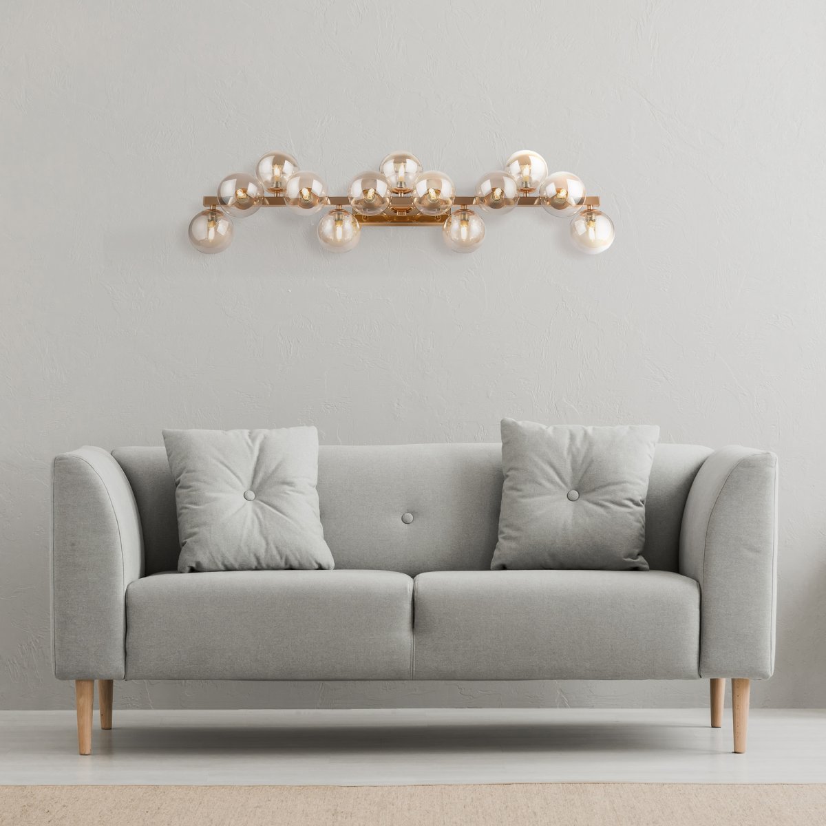 Dallas 95cm Oro lámpara de pared De Maytoni - Su diseño único, con cúpulas redondas de vidrio en diferentes direcciones, crea un juego de luz dramático y elegante que llena la habitación de calidez y carácter.