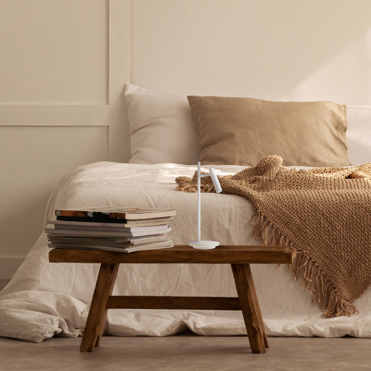 Estudo 45cm Blanco lámpara de escritorio De Maytoni - La forma minimalista y la base elegante con borde de luz integrado hacen de Estudo un complemento versátil y elegante para el hogar y la oficina.