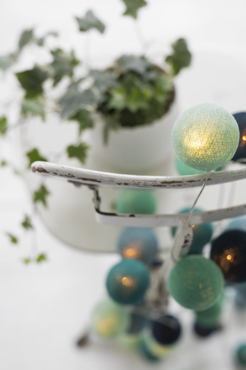 Irislights Cool Mint 35-lights Azul De Irislights - Consisten en un cable de pl&aacute;stico con bolas de algod&oacute;n y poli&eacute;ster hechas a mano que emiten una luz agradable.