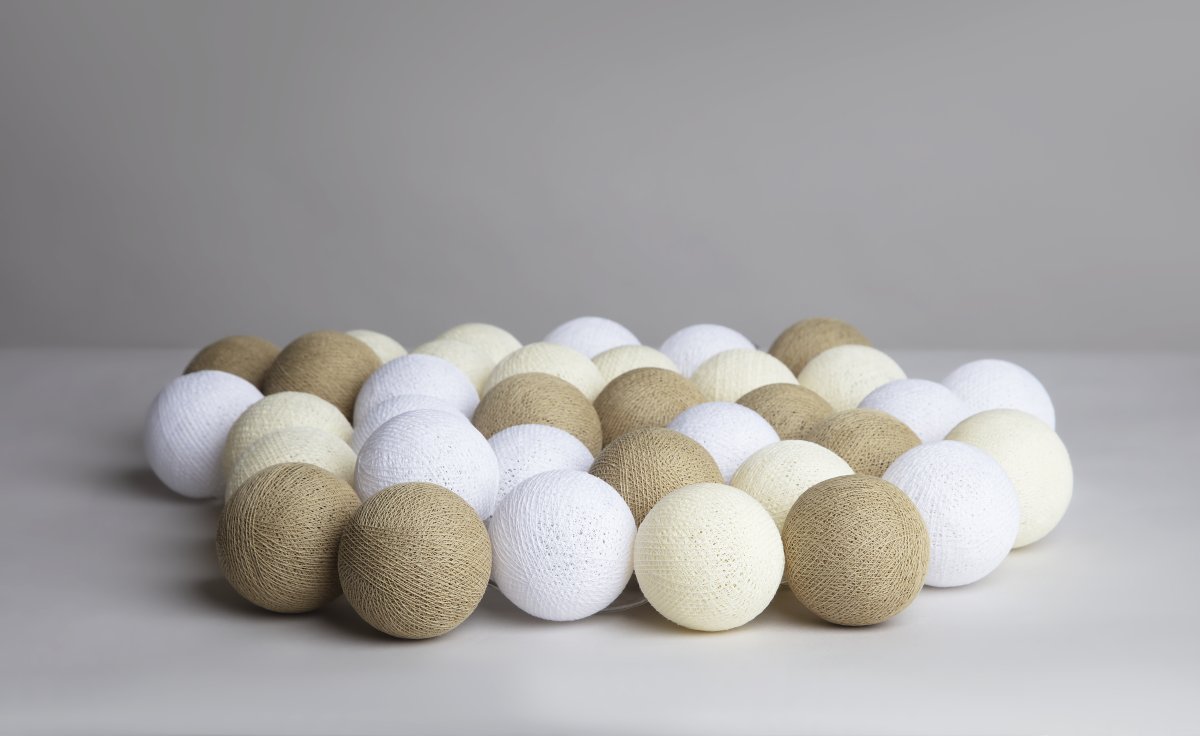 Irislights Creamy White 20-lights Beige De Irislights - Est&aacute; hecha de pl&aacute;stico y cuenta con bolas de algod&oacute;n y poli&eacute;ster hechas a mano que emiten una luz suave y agradable al encenderse.